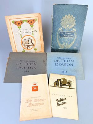 quatre livres sont empilés sur une table