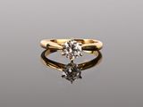 une bague en or jaune sertie d'un diamant taille poire