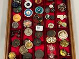 une boîte en bois remplie d'une multitude de boutons de toutes sortes