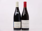 deux bouteilles de vin posées l'une à côté de l'autre sur une table