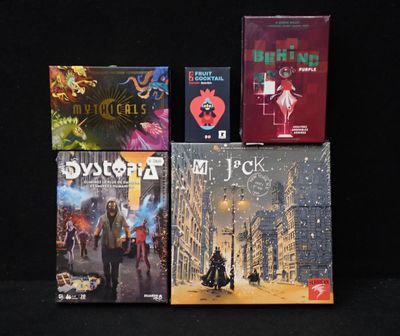 un grand nombre de livres posés sur une table