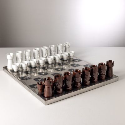un échiquier posé sur une table, avec des pièces d'échecs dessus