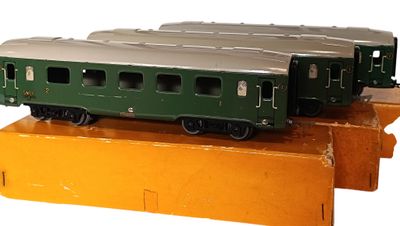 un wagon vert posé sur une boîte jaune
