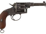 gros plan d'un pistolet avec une poignée en bois sur fond blanc
