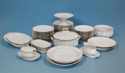 beaucoup d'assiettes et de bols blancs sur la table