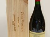 une bouteille de vin posée à côté d'une caisse en bois