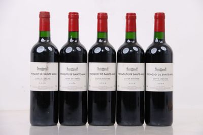 trois bouteilles de vin rouge sont alignées sur une table