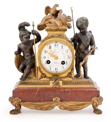 une horloge en or ornée de chérubins, avec deux chérubins au sommet