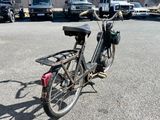 un vélo garé dans un parking