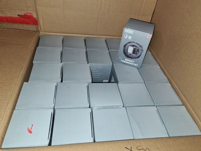 une boîte en carton contenant tout un tas d'appareils électroniques