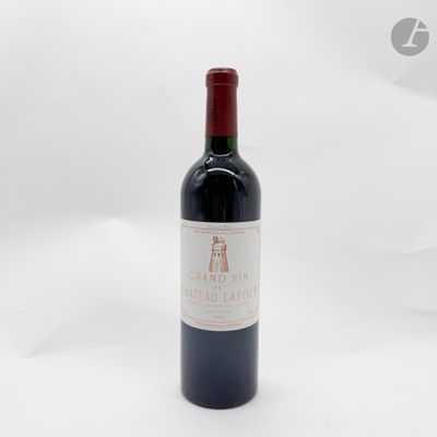 une bouteille de vin posée sur une table