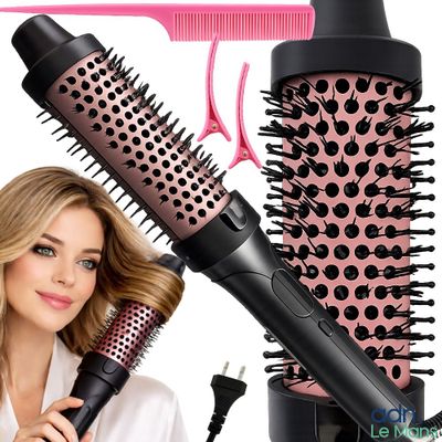 une femme tenant une brosse à cheveux et un sèche-cheveux