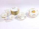 un grand nombre de tasses et de soucoupes sur une table