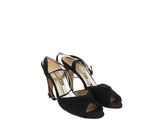 Les chaussures de cette femme sont noires et ornées de nœuds.