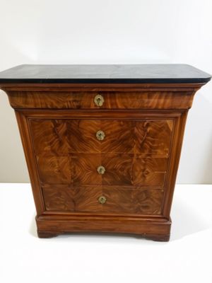 une commode en bois avec un plateau en marbre