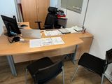une image représentant un bureau avec un bureau et des chaises
