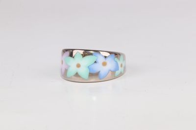 BERNARDAUD A LIMOGES Bague en porcelaine polychrome; TDD: 56