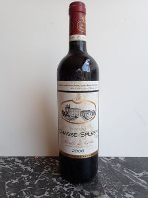 une bouteille de vin posée sur une table