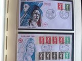 la photo d'un livre avec des timbres