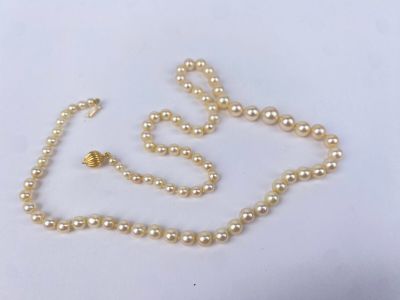 COLLIER DE 81 PERLES de culture, calibrant de 3,9 à 7,9 mm, fermoir bo