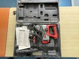 une trousse à outils dans un coffret posée sur une table