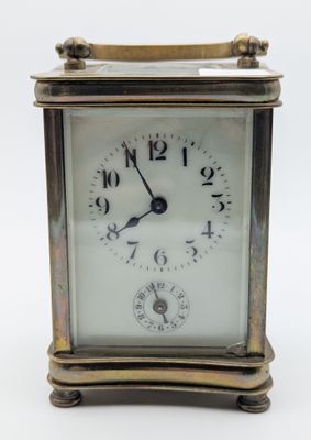 une petite horloge posée sur une table