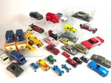un grand nombre de petites voitures posées sur une table