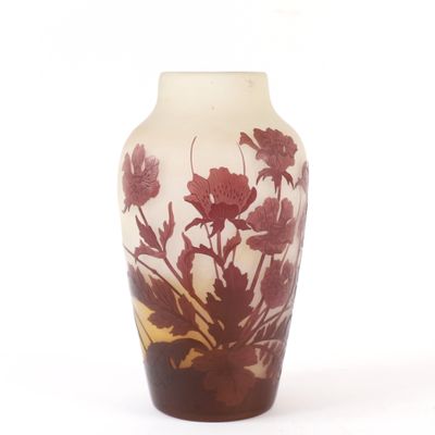 un vase avec un motif floral sur une surface blanche
