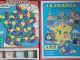 deux cartes de la France accrochées au mur