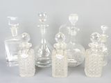 un grand nombre de bouteilles en verre posées sur une table