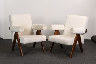 paire de fauteuils danois du milieu du siècle, en laine blanche et noyer