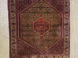 un tapis accroché au mur d'une pièce