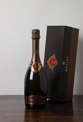 la bouteille de champagne est à côté de la boîte sur la table