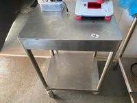 Une table en inox à tablette médiane Dimensions : 90 x 62 x … (photo 2)