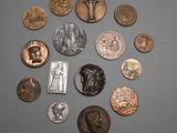 beaucoup de pièces qui sont sur la table