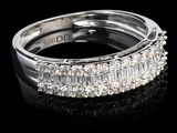 gros plan d'une bague en diamant sur une surface noire