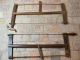 deux vieux outils à main posés sur un sol en briques