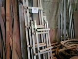 une échelle adossée au mur d'une pièce