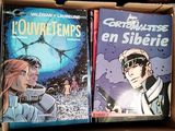 deux livres dans une boîte, posés sur une table