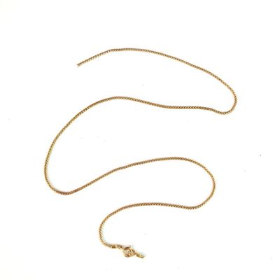 une image représentant un collier en or avec une chaîne, sur fond blanc