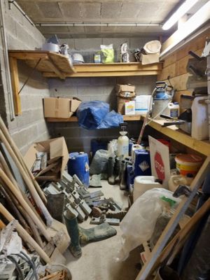 une photo d'un garage encombré d'objets et d'outils