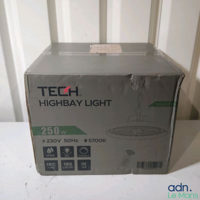 une boîte posée sur une table, sur laquelle est allumée une lampe