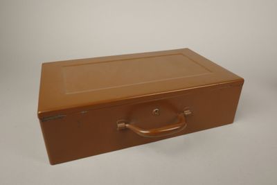 une valise marron posée sur une table