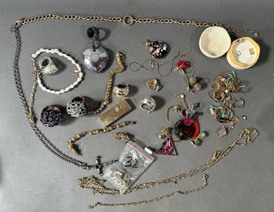 plusieurs types de bijoux sur une table