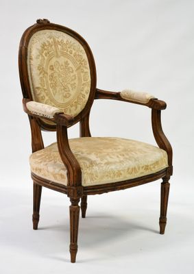 une image d'une chaise en bois avec un revêtement beige, revêtement beige, revêtement beige, revêtement beige, revêtement beige, revêtement beige, revêtement beige, revêtement beige, revêtement beige