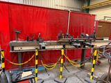 de nombreuses machines qui sont entreposées dans un bâtiment