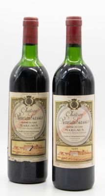deux bouteilles de vin posées l'une à côté de l'autre sur une surface blanche