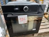 un four noir sur lequel est apposée une étiquette de prix