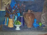 un tableau représentant une table sur laquelle sont posés des vases, des pommes et des fleurs