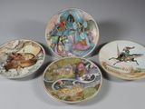 quatre assiettes décoratives sur lesquelles figure l'image d'une femme à cheval
